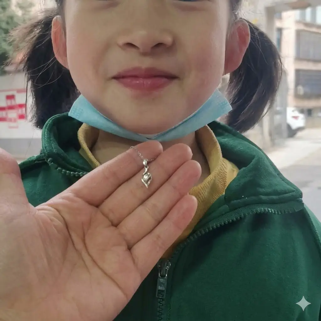 ลูกสาว 8 ขวบใส่เพชรกลับมาบอก "เพื่อนให้" แม่รู้ราคาจะเป็นลม แถมแม่เด็กชายไม่รับคืน!