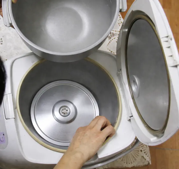 วิธีทำความสะอาดก้นหม้อหุงข้าวง่าย ๆ ใน 5 นาที สะอาดเหมือนใหม่ ข้าวหอม ไม่มีกลิ่นไหม้ แถมช่ว