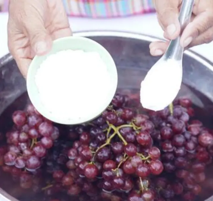 การใช้เกลือและเบกกิ้งโซดา "ล้างองุ่น" เป็นวิธีที่ผิด แม่บ้านญี่ปุ่น เผยวิธี "ล้างองุ่น" ที่