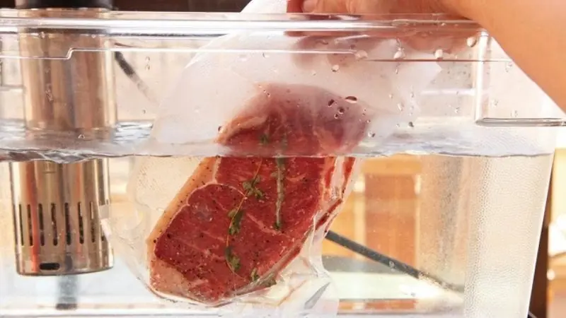 คนเดียวทำครัว แต่ทั้งบ้านเสี่ยงป่วย หากละลายเนื้อด้วย 4 วิธีนี้