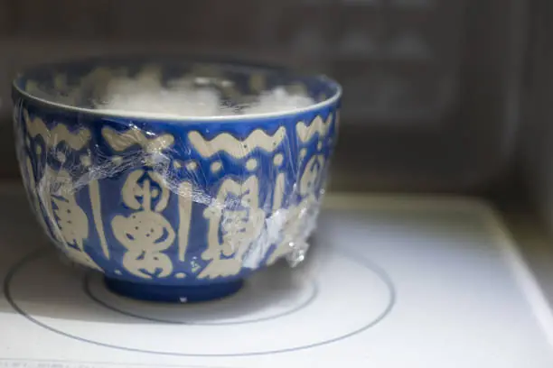 รู้ไว้ดีกว่า! กินข้าวที่ "แช่ตู้เย็น" ก่อมะเร็งจริงหรือ ล่าสุดผู้เชี่ยวชาญ ตอบรวดเดียวชัดเ