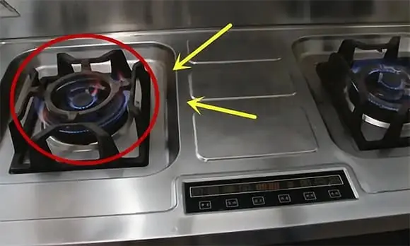 ช่างแก๊สที่มีประสบการณ์ยาวนานแนะนำว่า ไม่ควรใช้หัวเตาด้านซ้ายของเตาแก๊สในการทำอาหาร เห