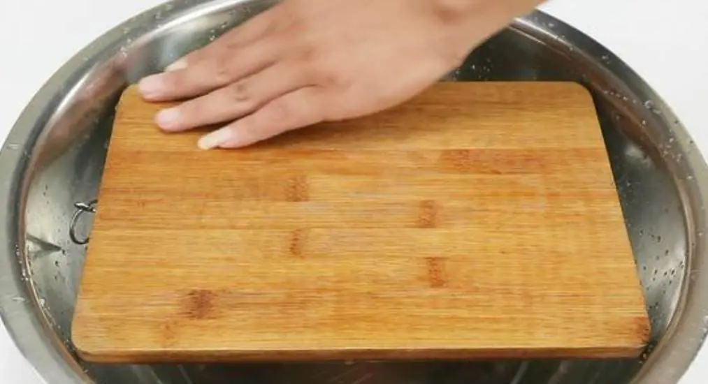 ลองใช้เคล็ดลับนี้ เขียงจะสะอาดเหมือนใหม่ใน 5 นาที และไม่เกิดเชื้อรานานขึ้นหลังจากนั้น.