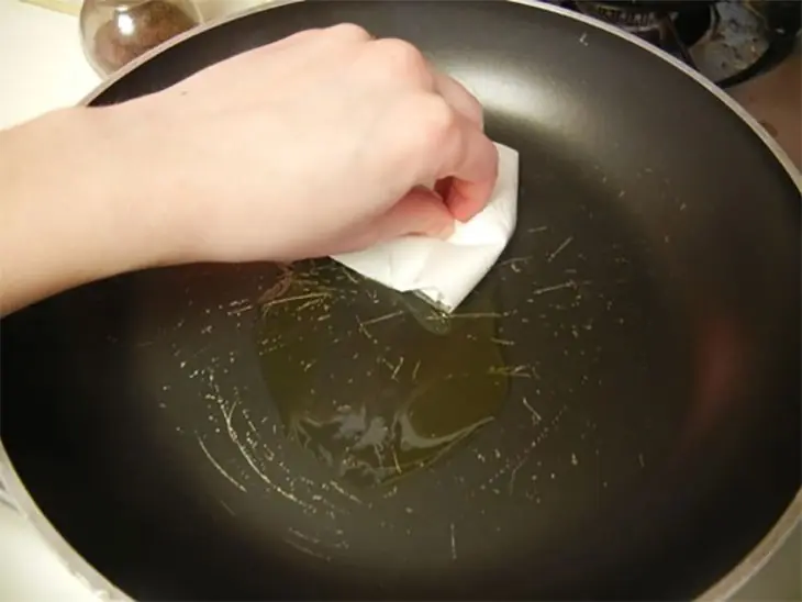 สารเคลือบกันติดบนกระทะของคุณเริ่มเสื่อมสภาพแล้ว อย่าเพิ่งทิ้งไปนะคะ ถ้าทิ้งไปแล้ว อาหาร