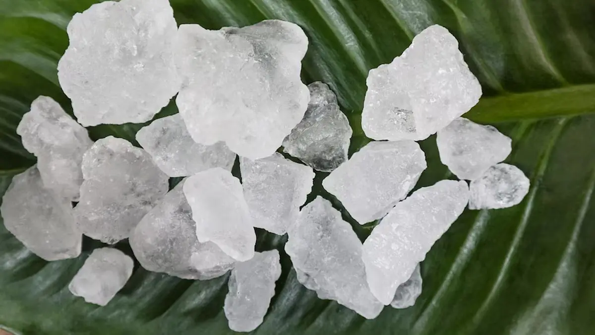 "สารส้ม" คืออะไร? เกิดเองตามธรรมชาติหรือมนุษย์สร้าง? พร้อมประ.โยชน์และวิธีใช้ที่ปลอ.ดภัย