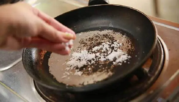 กระทะเริ่มติด อย่าเพิ่งทิ้ง! เคล็ดลับกู้ผิวเคลือบให้ลื่นเหมือนใหม่