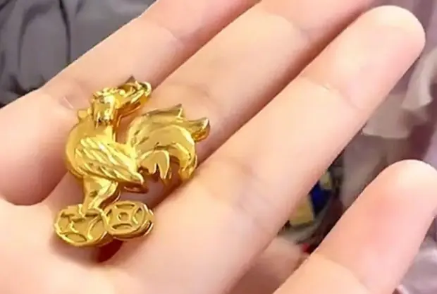 แม่อึ้ง ลูกสาวถือจี้ทองรูปไก่กลับมาจากโรงเรียน สืบหาที่มาจนรู้ เจ้าของตัวจริงตอบพีก