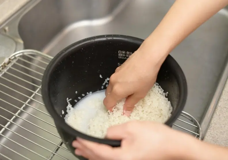 หุงข้าวแค่ใส่น้ำธรรมดามันธรรมดาเกินไป! แค่เพิ่มวัตถุดิบ 2 อย่างนี้ ข้าวจะนุ่มขึ้น หอมขึ้น 