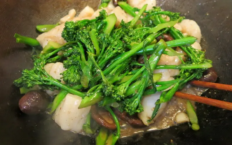 เพิ่งรู้วันนี้เองว่า 2 ส่วนของบรอกโคลีนี้มีสารต้านมะเร็งสูงกว่าส่วนดอกถึง 100 เท่า น่าเสียด