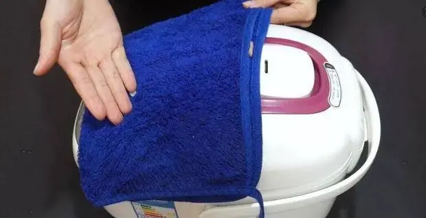 คนฉลาดเลือกทำ! เอาผ้าคลุม "หม้อหุงข้าว" ไม่ใช่แค่ประหยัดไฟ รู้เหตุผลแล้วต้องทำตาม