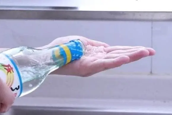 เทน้ำส้มสายชูขาวลงบนฝ่ามือ แล้วถูเบา ๆ: ผลลัพธ์น่าทึ่งที่หลายคนยังไม่รู้