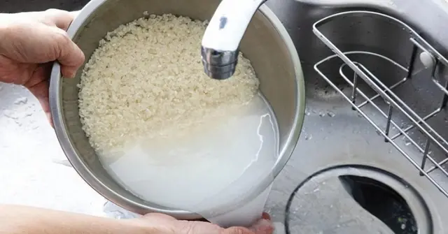 จำเ.ป็นต้.องล้างข้าวก่อนหุงหรือไม่? ผู้เชี่ยวชาญ “เตื.อน” 4 ความผิดพล.าดอันต.ราย เสี่.ยงม.ะ.เ.ร