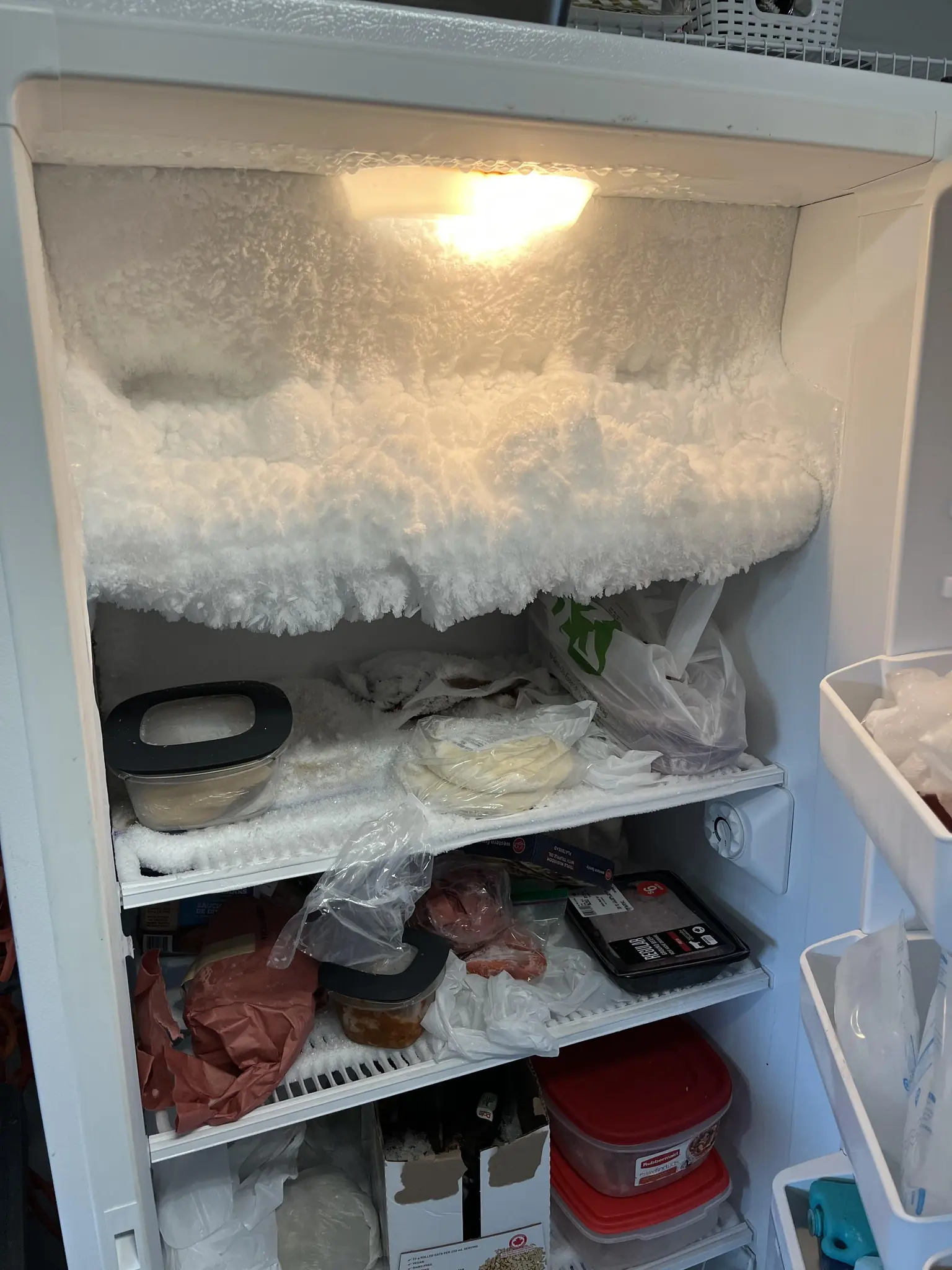 น้ำแข็งเกาะตู้เย็นหนาจนปิดไม่สนิท? อย่าปล่อยไว้! 4 เคล็ดลับง่าย ๆ ใช้เวลาไม่ถึง 15 นาที หายเก