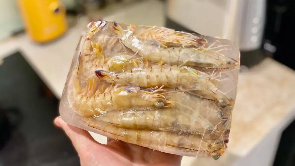 กูรูสอนเคล็ดลับ "ละลายกุ้งแช่แข็ง" รวดเร็ว 5 นาที สด อร่อย ปลอดภัย ดีกว่าแช่ในชามน้ำ!