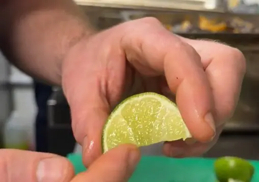 หั่นผิดมาทั้.งชี.วิต! เชฟดังเฉลย "วิธีหั่นมะนาว" แนวที่ถูกต้อง ได้น้ำเยอะสุด-ไม่พุ่งเข้าตา