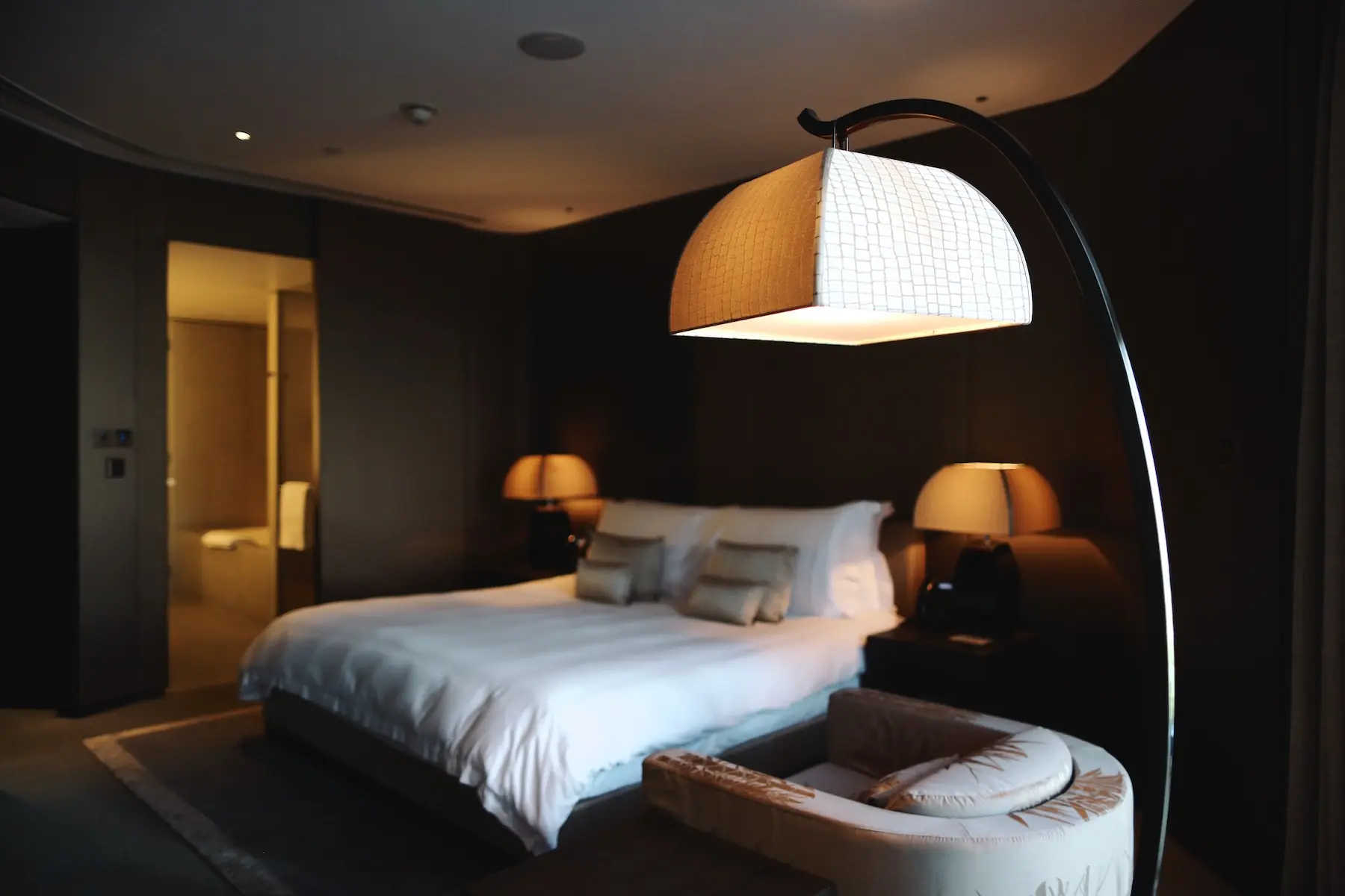 ทำไม “คนฉลาด” ถึงเปิดไฟห้องน้ำทิ้งไว้ทั้งคืนในโรงแรม? เหตุผลที่รู้แล้วหลายคนเริ่มทำตาม