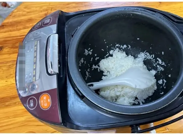 หุงข้าวทิ้งไว้ข้ามคืนในหม้อ กินต่อได้ไหม? เช็กด่วนก่อนเสี่ยงป่วย