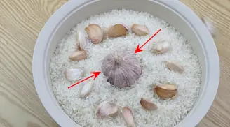 เกร็ดลับคู่ครัว: วางกระเทียมในถังข้าวสาร ผลลัพธ์ที่คาดไม่ถึง!