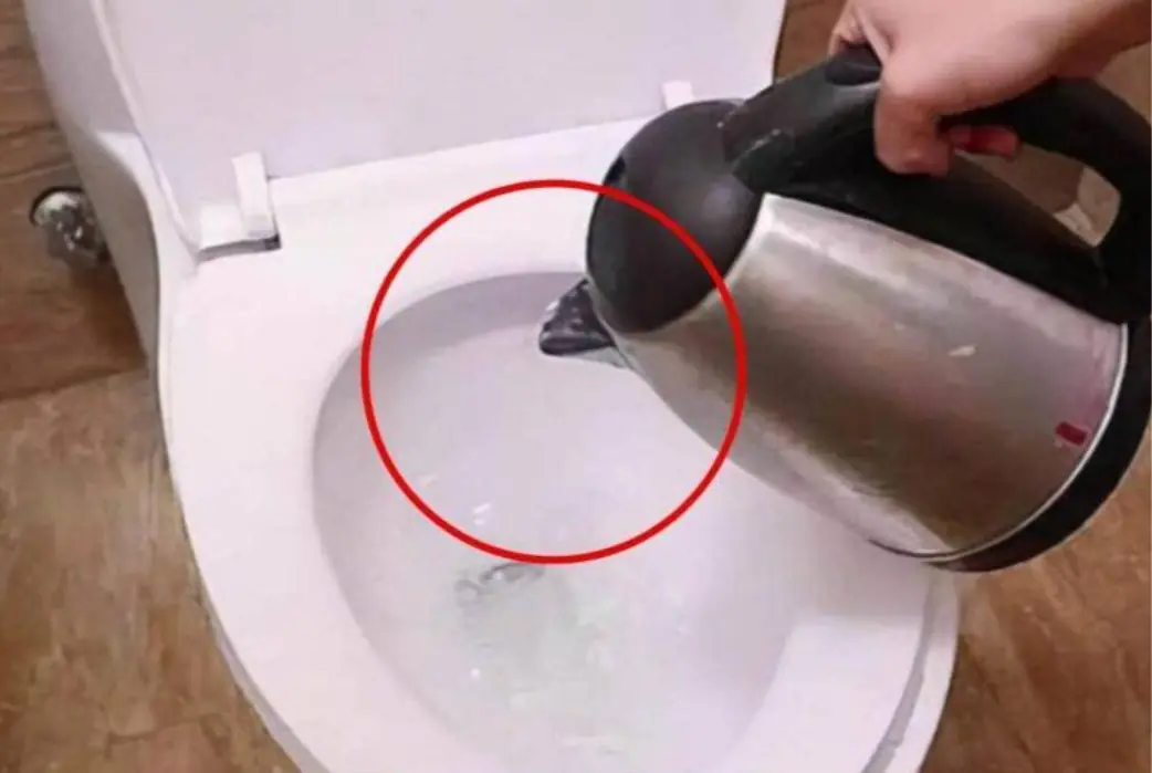 ทำไมแขกโรงแรมต้องต้มน้ำในหม้อและเทลงในโถส้วมตอนเช็คอิน?