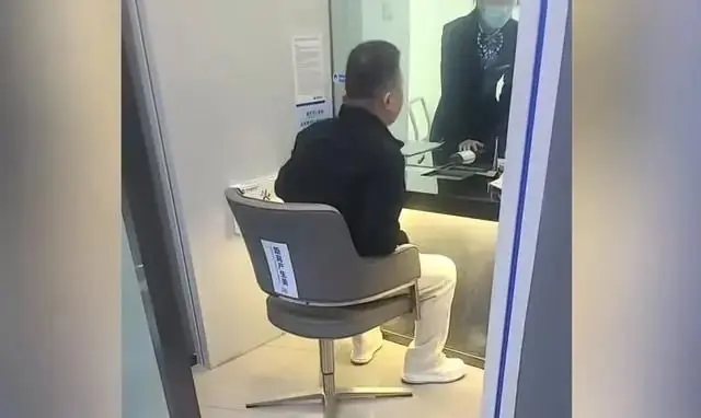 หนุ่มฟังแล้วจุก มาถอนเงินตัวเองแต่โดนถาม "เอาไปใช้อะไร?" แก้เผ็ดจน พนง.แบงก์ ร้องไห้!