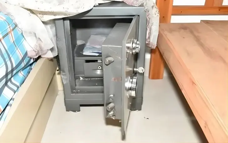 พีคมาก! หนุ่มส่งเงินกลับบ้าน 5 ปี เมียไม่ใช้สักบาท เปิดตู้เซฟถึงรู้ "ซื้ออะไร" ร้องไห้เลย