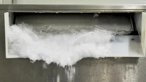 ตู้เย็นน้ำแข็งเกาะหนา ไม่ต้องง้อช่าง! แค่ทำแบบนี้ 15 นาที น้ำแข็งละลายเกลี้ยง ตู้สะอาด หอม