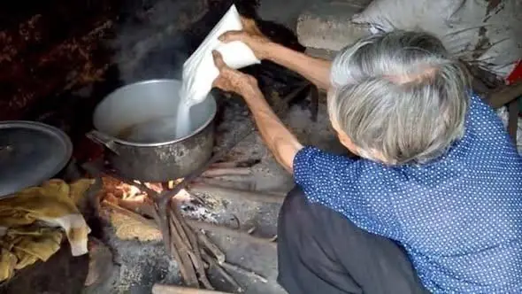 เปิดโปง! คุณยายทำ “น้ำผึ้งปลอม” มากว่า 30 ปี แฉเคล็ดลับสุดช็อก “ต้องขายแพง คนถึงจะเชื่อ”