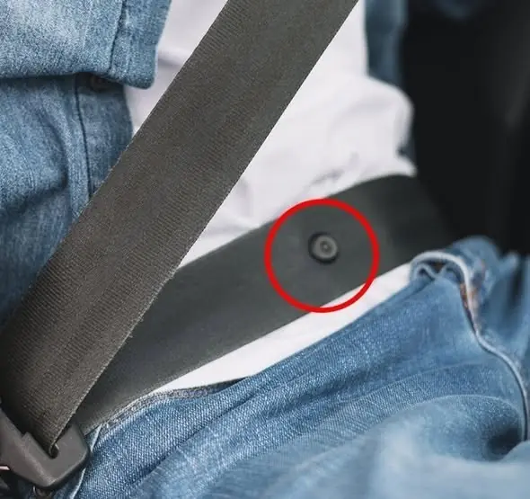 รู้หรือยัง? ปุ่มเล็ก ๆ บนเข็มขัดนิรภัย มีประโยชน์มากกว่าที่คิด