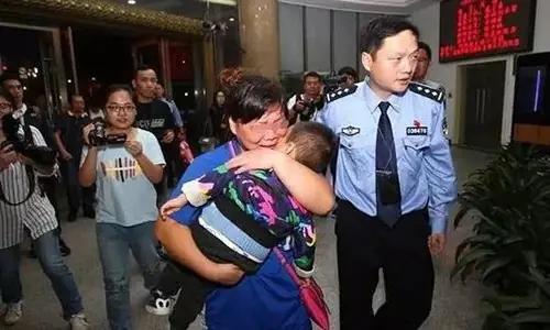 สองแม่ลูกกินบะหมี่ เจ้าของร้านเรียกเก็บกว่า 7 หมื่นบาท ก่อนแจ้งตำรวจ ผ่านไป 1 สัปดาห์เกิดเร