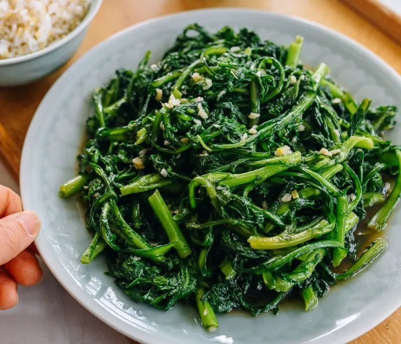 ผักบ้านๆ ของไทย ญี่ปุ่นยกเป็น "อาหารล้ำค่า" บำรุงหัวใจ ล้างพิษ ขายแพงจนอึ้ง!