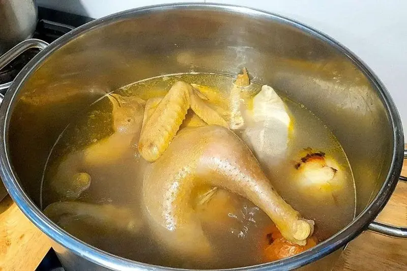 เคล็ดลับต้มไก่ให้ผิวสีทองเนื้อนุ่มฉ่ำวาวแบบมืออาชีพ