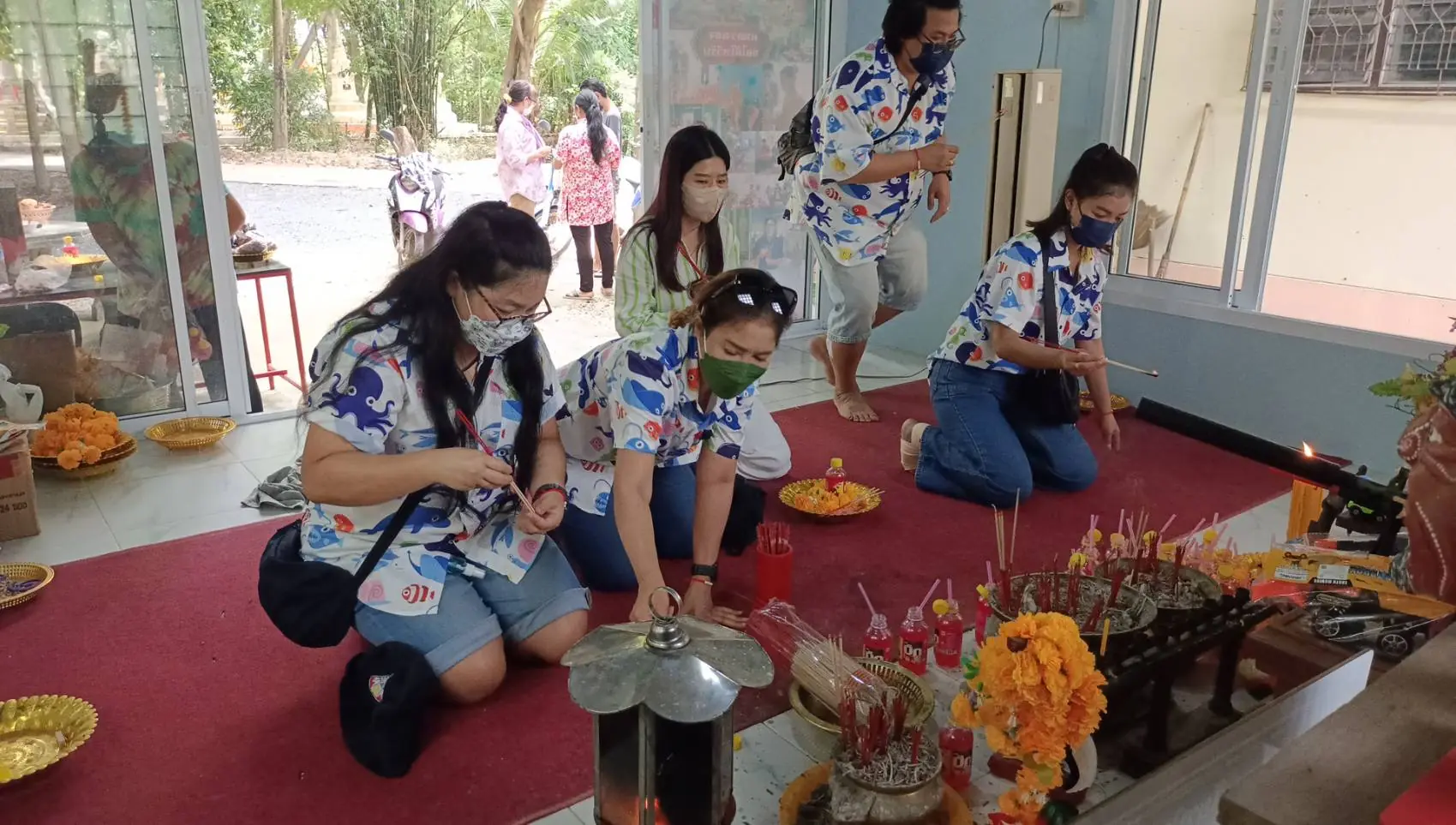 ถึงกับงง หนุ่มพาแฟนสาวมาไหว้ขอพรไอ้ไข่ ขนลุก จุดธูปได้เลขแปลกกันทั้งคู่