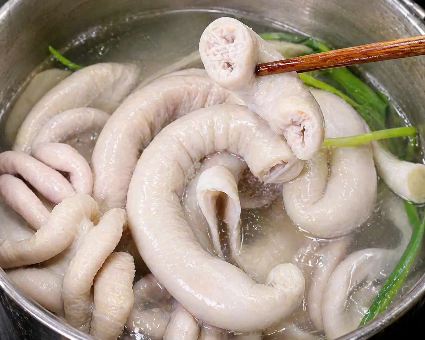 ต้มไส้หมูใช้น้ำเปล่าอย่างเดียวถือว่ายังไม่ถูกต้อง: ต้องเติมสิ่งนี้ลงไป ไส้จะขาวใส กรอบเ