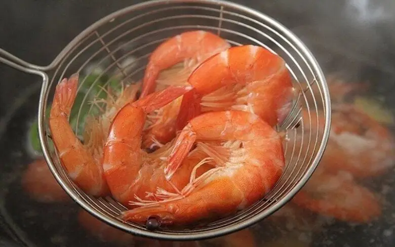 ต้มกุ้งอย่าใส่ขิงหรือหอม เพราะจะทำให้เสียรสชาติ เพียงเติมสิ่งนี้ กุ้งจะสีแดงสวย หวานฉ่ำ 