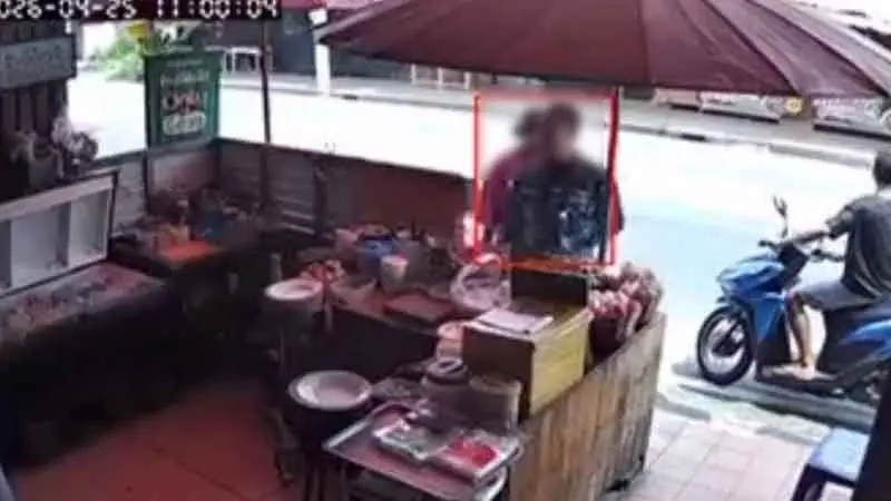 เกินไปมั้ย 2ชายหญิงขอกินส้มตำฟรี เจ้าของร้านใส่ถ้วยให้ กลับไม่พอใจ เพราะอยากนั่งกินที่ร้