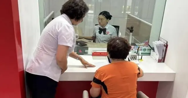 หญิงไปธนาคารขอถอนเงินออมกว่า 620,000 บาท พนักงานรีบแจ้งตำรวจทันที เพราะพบพิรุธ