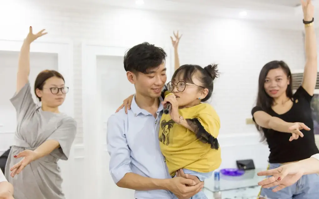 หญิงสาวสูง 68 ซม. ถูกชายหนุ่มหน้าตาดีหลงรักอย่างหมดใจ ชีวิตหลังผ่านไป 11 ปีช่างน่าประหลาดใจ