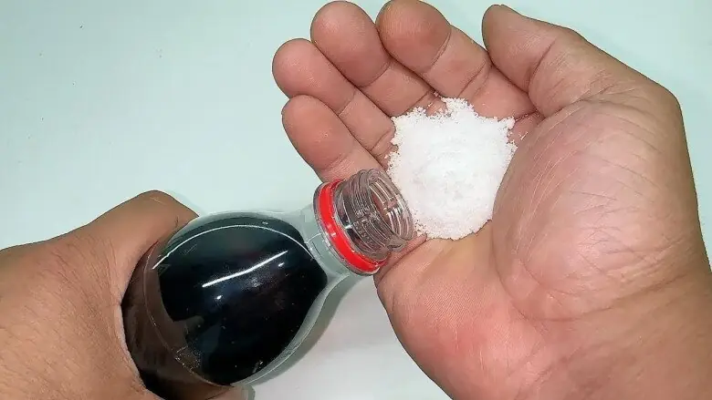 ใส่เกลือลงในน้ำอัดลมเพียงเล็กน้อย สามารถช่วยแก้ปัญหาหลายอย่างในบ้านได้ ทั้งมีประสิทธิภ