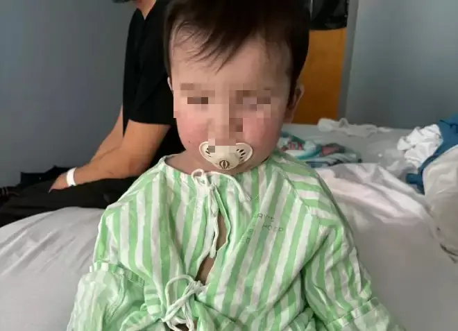 เด็กชายวัย 11 เดือนเสียชีวิต หลังรอหมอนานถึง 5 ชั่วโมง แม่สุดเศร้าพูดว่า: “จริง ๆ แล้วลูกของฉ