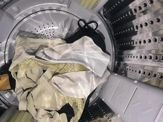 ฉันขอแนะนำว่า ไม่ว่าคุณจะขี้เกียจแค่ไหนก็ตาม อย่าโยนสิ่งของ 7 อย่างนี้ลงในเครื่องซักผ้า เ