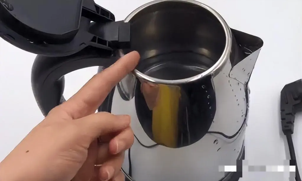 ต้มน้ำผิดวิธี อาจกระทบสุขภาพทั้งบ้าน: 3 พฤติกรรมที่หลายคนทำโดยไม่รู้ตัว