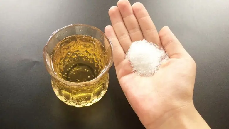 เทเบียร์ลงในเกลือ ช่วยแก้ปัญหาในบ้านได้หลายอย่าง เสียดายเพิ่งรู้เคล็ดลับนี้