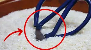 เสียบกรรไกรลงในถังเก็บข้าว เคล็ดลับเล็กๆ น้อยๆ แต่ได้ประโยชน์มาก