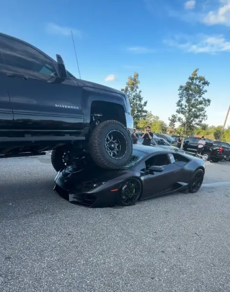 โปรย: ฝันสลาย! ลัมโบร์ฯ สิบล้านกลายเป็นฐานเหยียบรถกระบะ