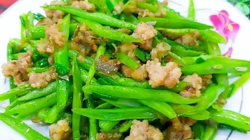 ผู้ป่.วย 5 คนถูกนำส่งห้อ.งฉุก.เฉินหลังมื้อกลางวัน “ตัว.การ” คือวิธีการปรุงถั่วแขกแบบที่หลาย