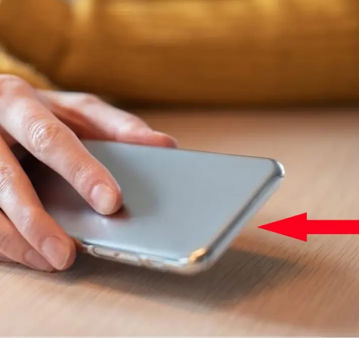 ทำไมคนฉลาดมักคว่ำหน้าจอโทรศัพท์มือถือ? พฤติกรรมเล็ก ๆ ที่สะท้อนความคิดลึกซึ้ง