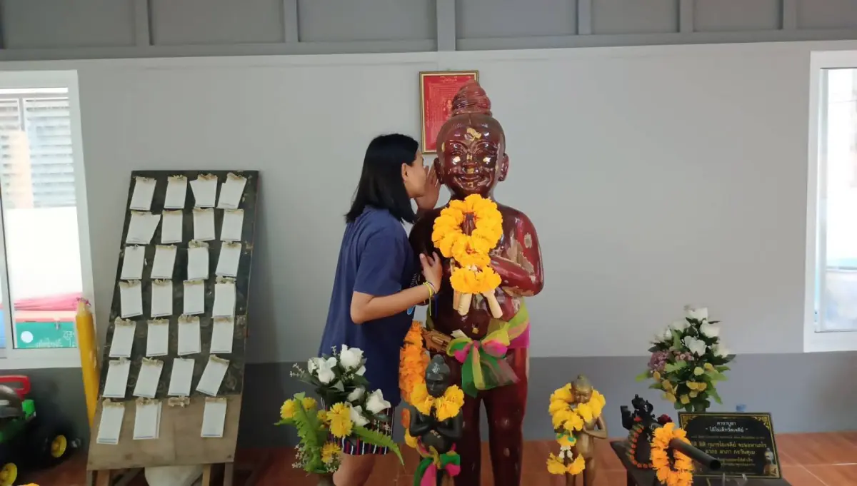 แห่ล้วงไหเอาเลขเด็ด ขนลุก สาวอุ้มลูกไปไหว้พระ ได้ยินเสียงไอ้ไข่เรียก "มานี่ๆ"