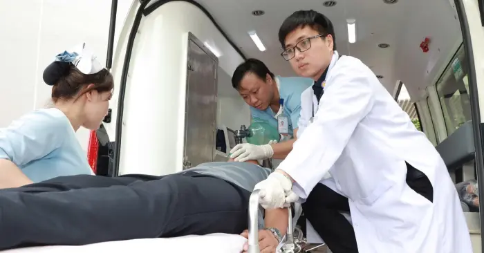 ชายวัย 36 ปีหมดสติหนัก ครอบครัวเห็นสิ่งผิดปกติในถังขยะ รีบพาส่งโรงพยาบาลทันที