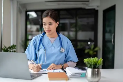 เลือกดีมีชัย! ส่อง 10 คณะเรียนยาก แต่จบแล้วคุ้มค่า หางานง่าย รายได้ดี