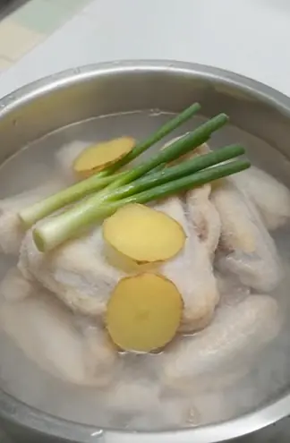 วิธีต้มปีกไก่ให้นุ่ม หอม น้ำใส ไม่คาว ทำตามได้ทันที